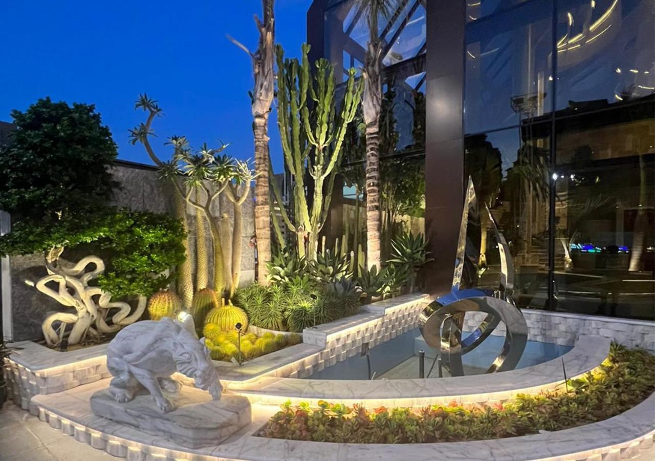 Mirage Hotel & Conference Center อเล็กซานเดรีย ภายนอก รูปภาพ The sculpture park at the hotel