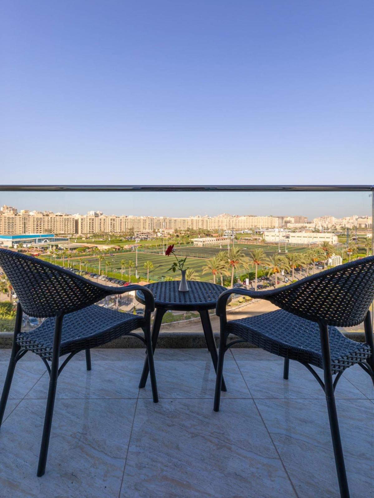 Mirage Hotel & Conference Center อเล็กซานเดรีย ภายนอก รูปภาพ View from the balcony of a suite at the hotel